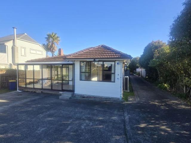 House for rent in Oratia