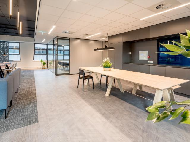 Bedrijfspand te huur in Bloemendaal, Gouda