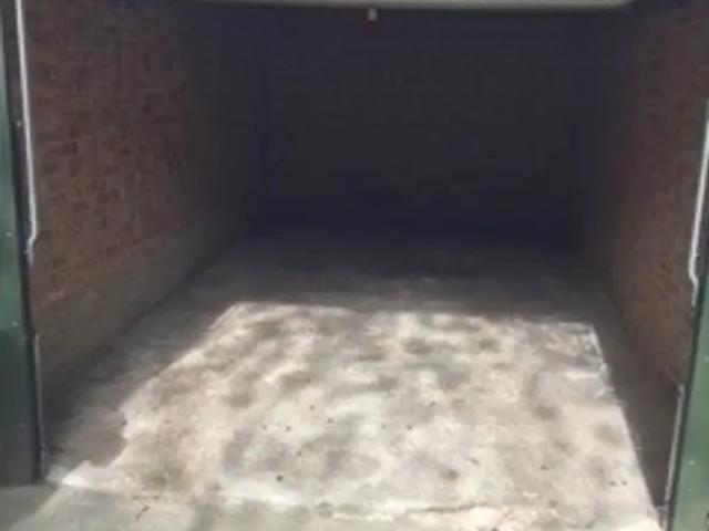 Garage vente à Schaarbeek, Bruxelles