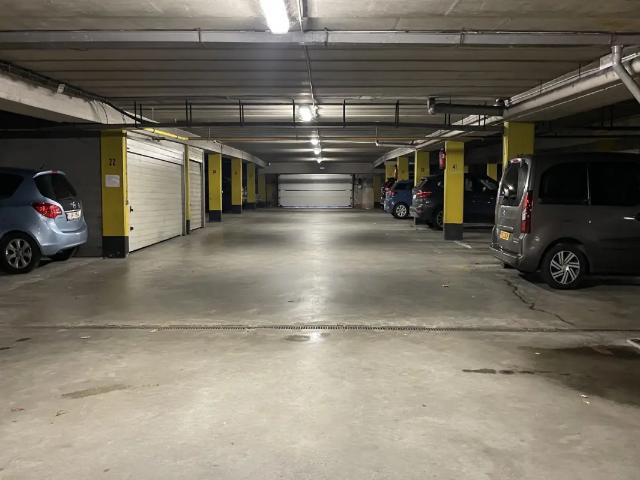 Garage vente à Schaarbeek, Bruxelles