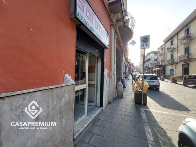Locale Commerciale in affitto a Acerra, Campania