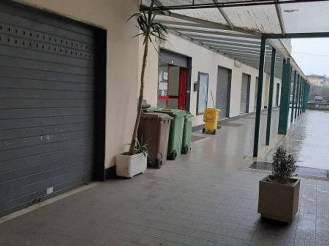 Locale Commerciale in affitto a Giugliano In Campania, Campania