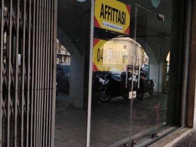Locale Commerciale in affitto a Sant'Osvaldo, Padova