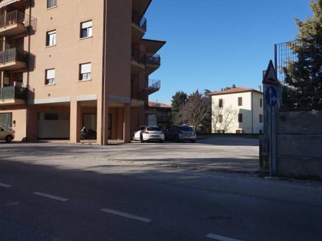 Locale Commerciale in vendita a Pontecentesimo, Foligno