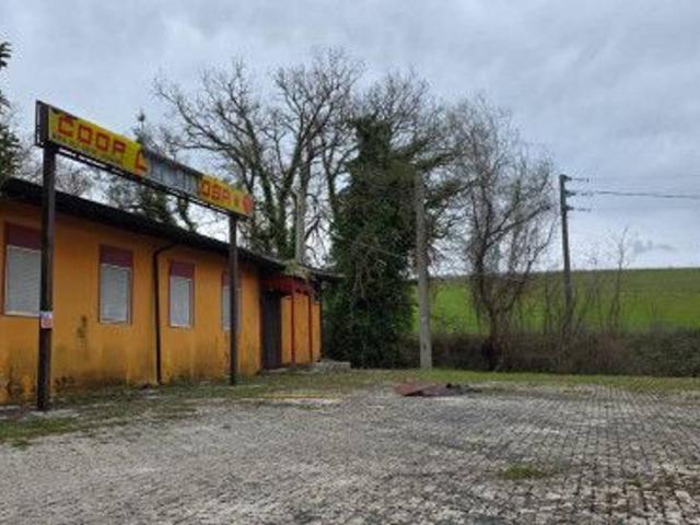 Locale Commerciale in vendita a Lioni, Campania