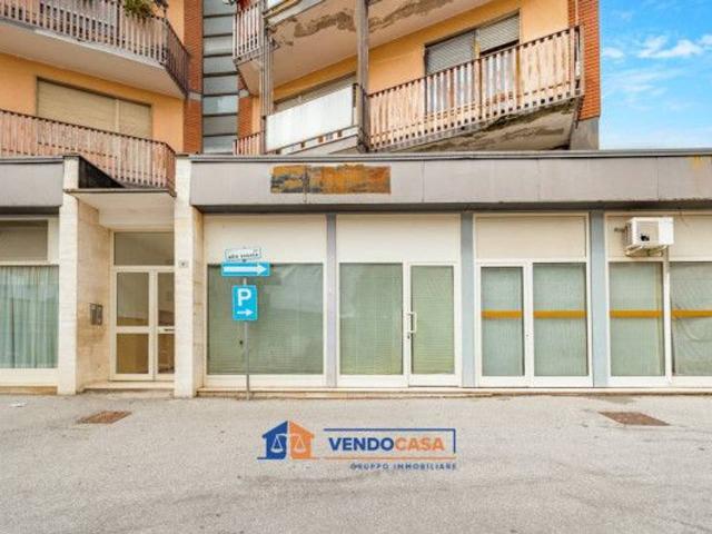 Locale Commerciale in vendita a Piemonte, Cuneo