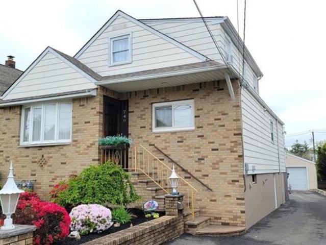 House for sale in Lyndhurst, New Jersey
