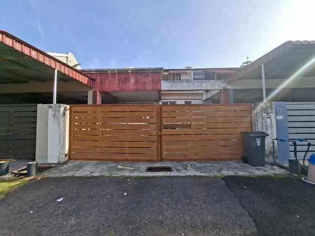 Terraced House for sale in Malaka