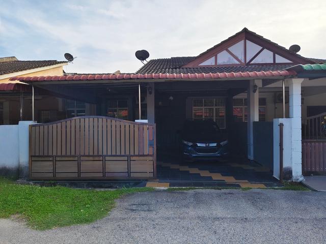 Terraced House for sale in Malaka