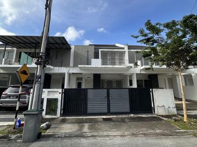 Terraced House for sale in Malaka