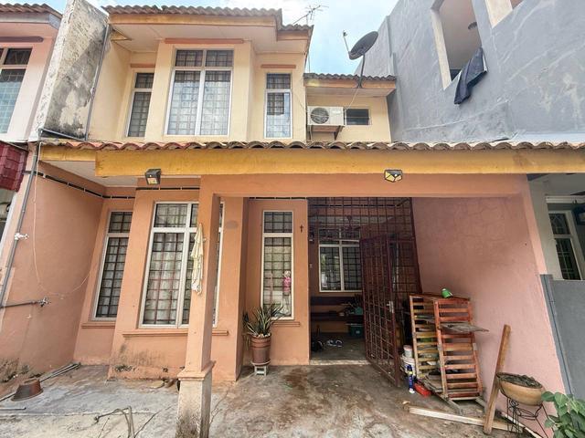 Terraced House for sale in Malaka