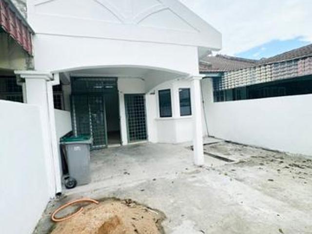 Terraced House for sale in Malaka