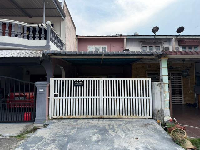 Terraced House for sale in Malaka
