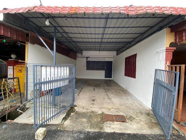Terraced House for sale in Malaka
