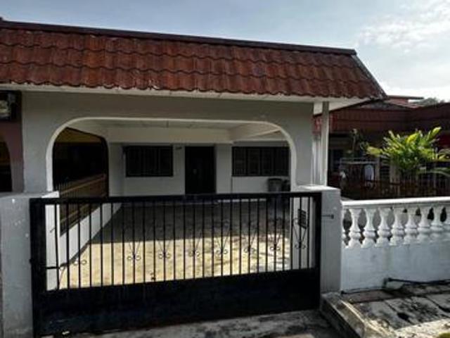 Terraced House for sale in Malaka