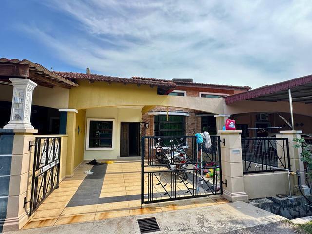 Terraced House for sale in Malaka