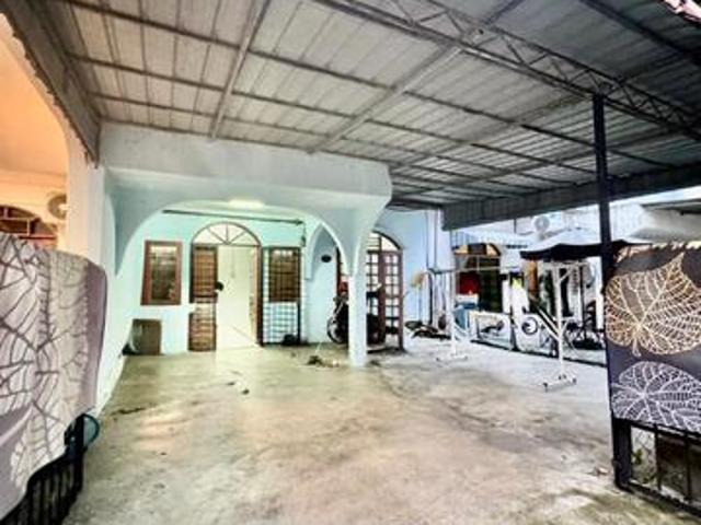Terraced House for sale in Malaka