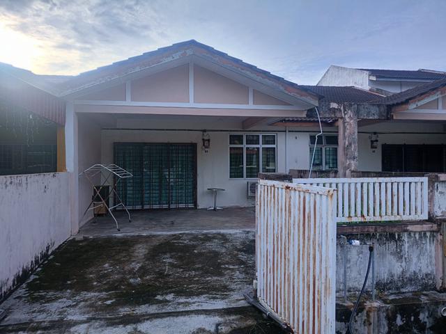 Terraced House for sale in Malaka