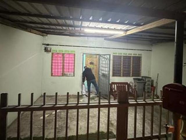 Terraced House for sale in Malaka