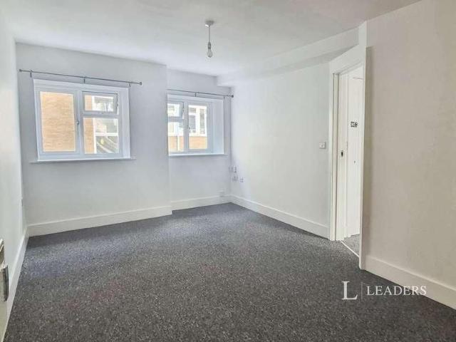 Apartment for rent in Roselands, Eastbourne
