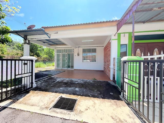 Terraced House for sale in Malaka