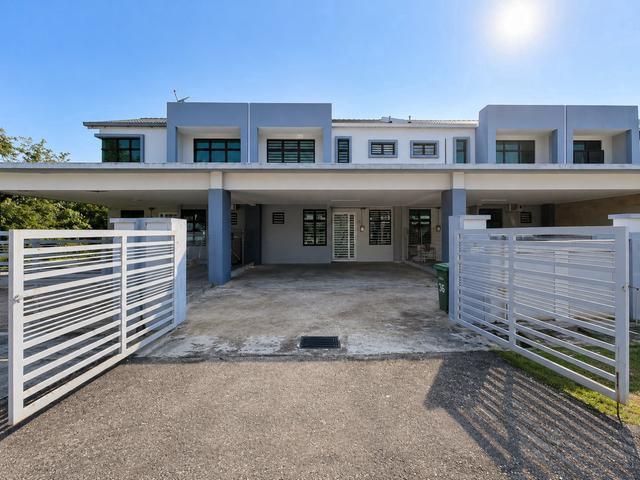 Terraced House for sale in Malaka