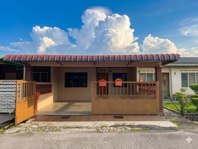 Terraced House for sale in Malaka