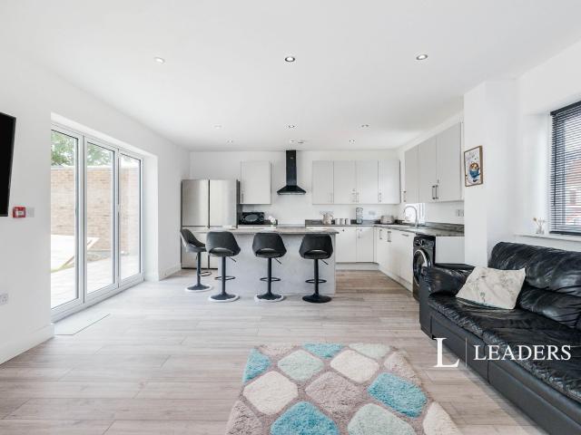 House for rent in Kempton Park, Lower Halliford