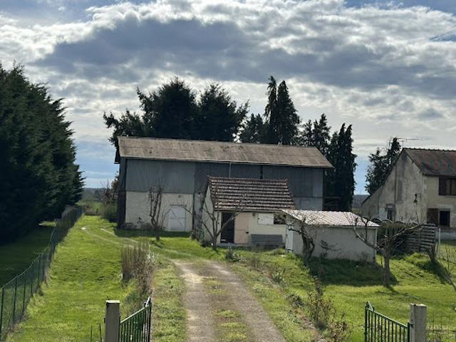 Terrain vente à Saint-Amand-Montrond, Cours-les-barres