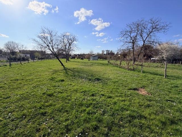 Terrain vente à Cosne-Cours-sur-Loire, La Charité-sur-loire