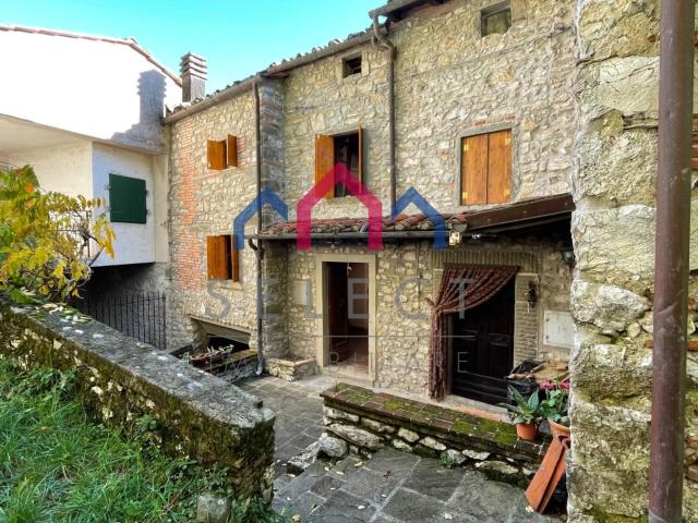 Villa Indipendente in vendita a Lucchio, Bagni di Lucca