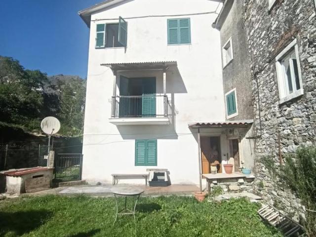 Villa Indipendente in vendita a Carrara, Toscana