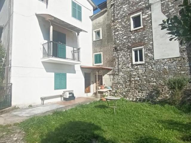 Villa Indipendente in vendita a Carrara, Toscana