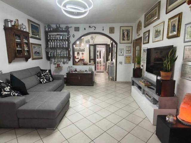 Villa Indipendente in vendita a San Donato, Cascina