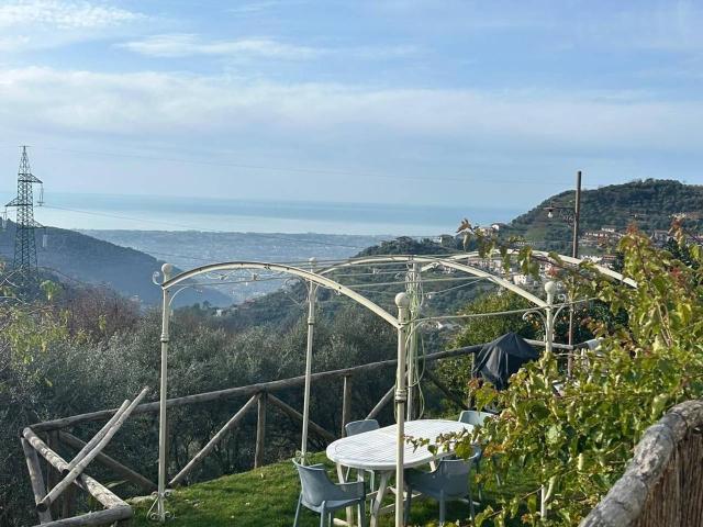 Villa Indipendente in vendita a Corsanico, Montignoso