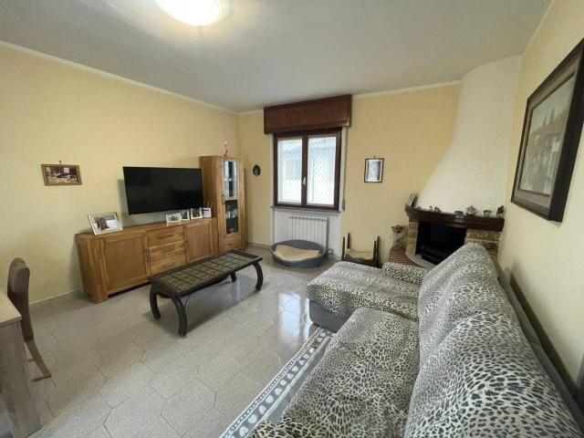 Villa Indipendente in vendita a Lumellogno, Novara