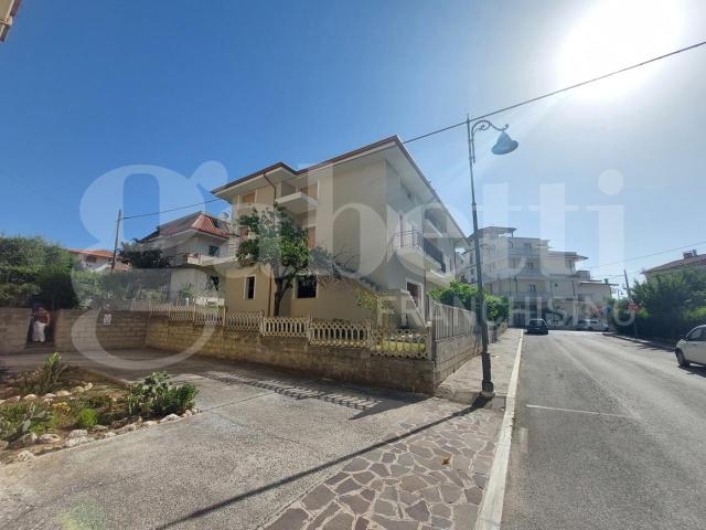 Casa in vendita a Unione dei Comuni della Val Vibrata, Controguerra