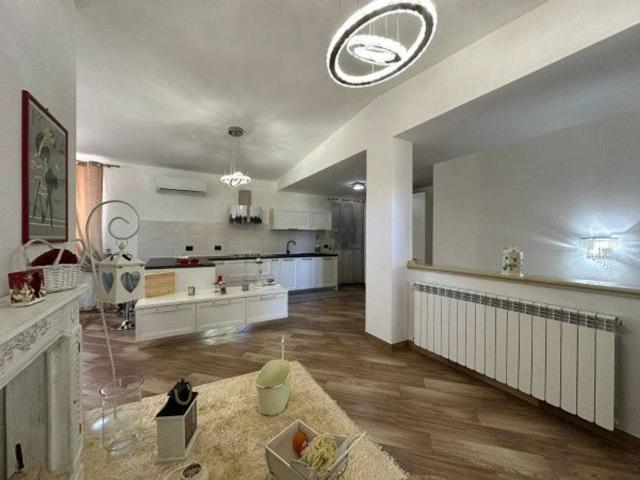 Casa in vendita a Latina, Lazio