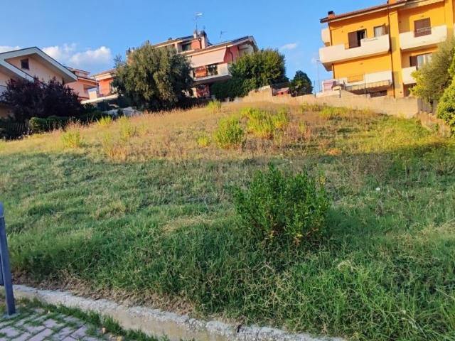 Terreno in vendita a Quartiere dei poeti, Pineto