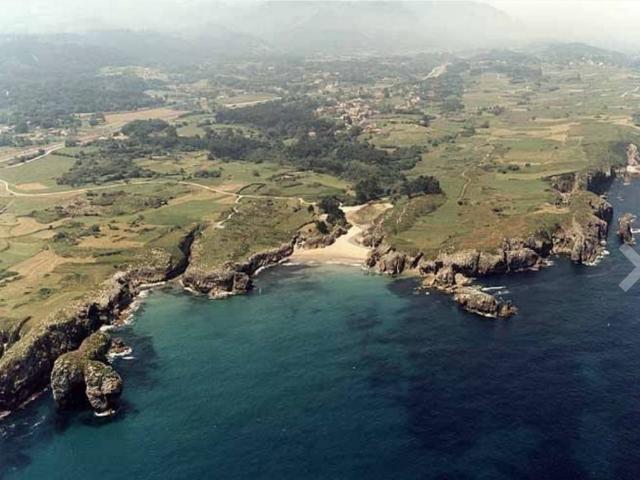 Terreno en venta en Villaḥormes, Llanes