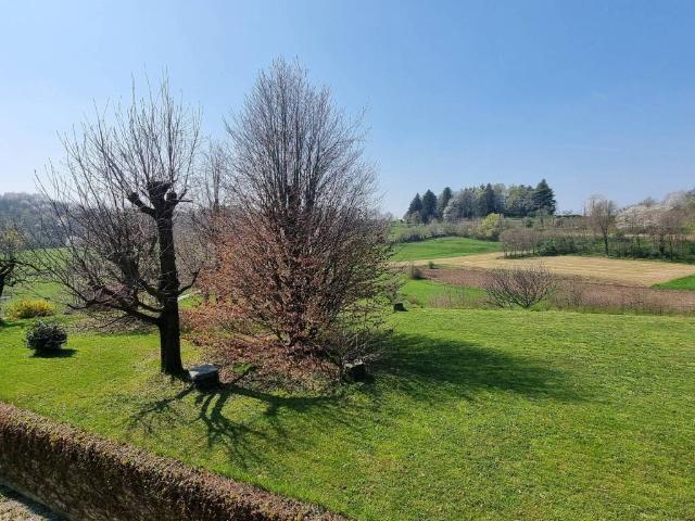 Terreno in vendita a Barzago, Lombardia