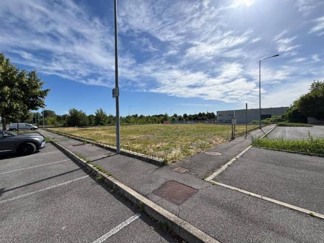 Terreno in vendita a Calcinate, Lombardia