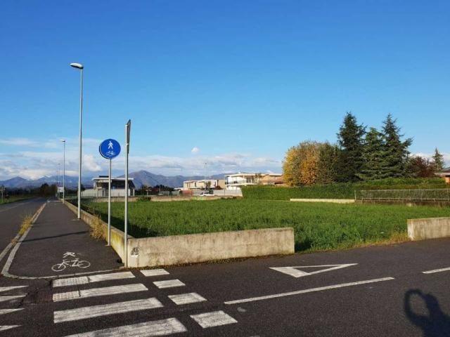 Terreno in vendita a Calcinate, Lombardia