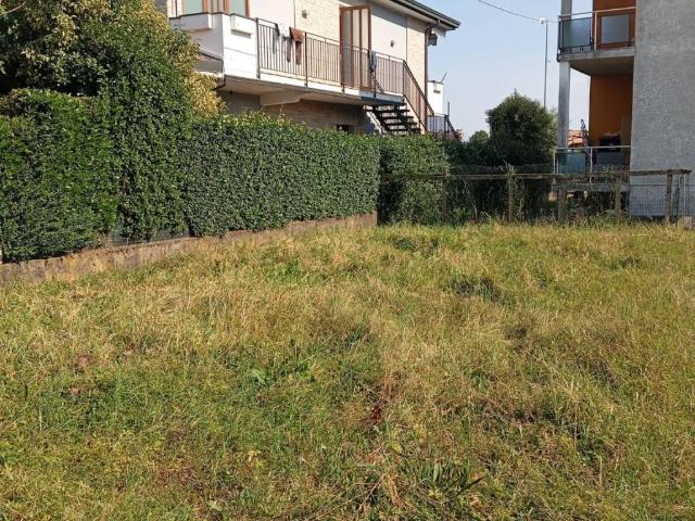 Terreno in vendita a Calcinate, Lombardia