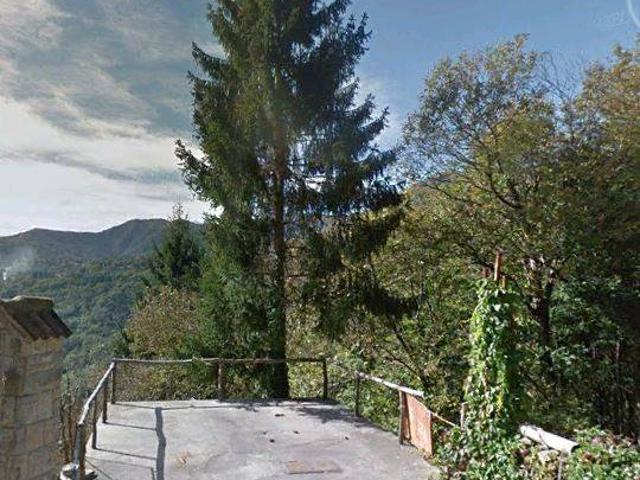 Terreno in vendita a Lasnigo, Lombardia