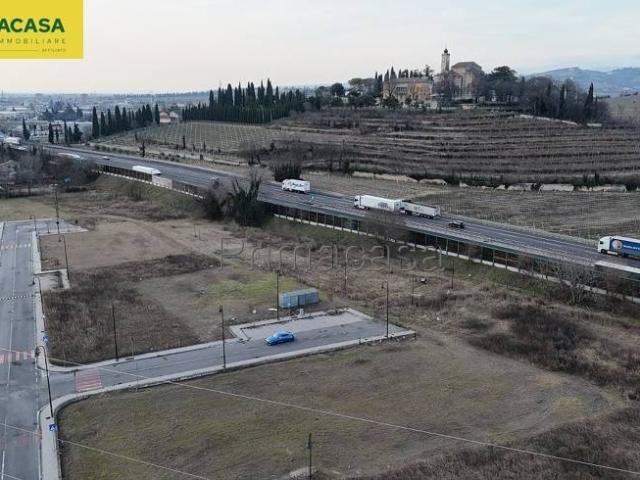 Terreno in vendita a Lavagno, Vago