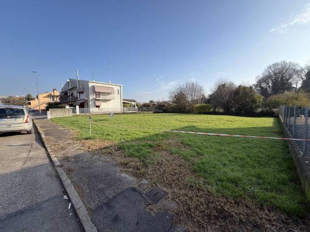 Terreno in vendita a Maserada Sul Piave, Veneto