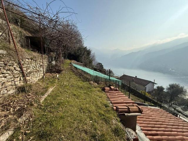 Terreno in vendita a Moltrasio, Lombardia