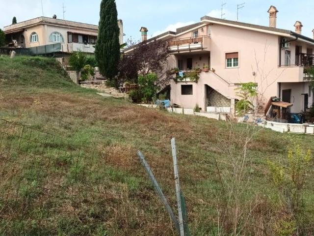 Terreno in vendita a Villaggio San Francesco, Roma