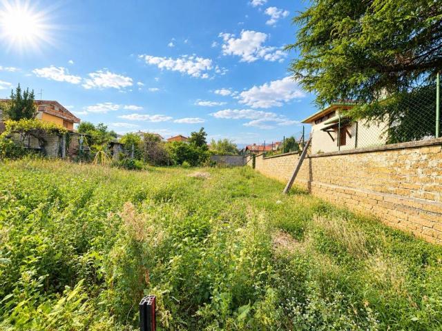 Terreno in vendita a Case Rosse, Roma